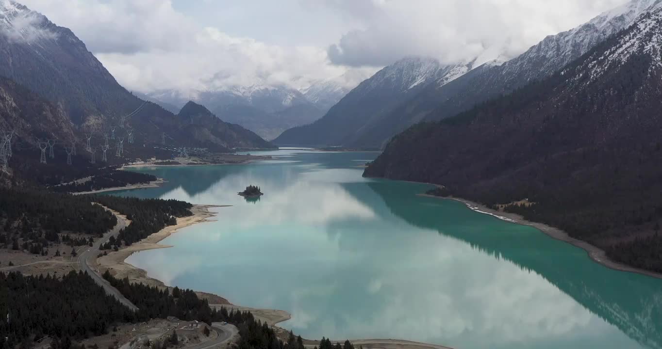 西藏昌都：春天里的然乌湖风光视频下载