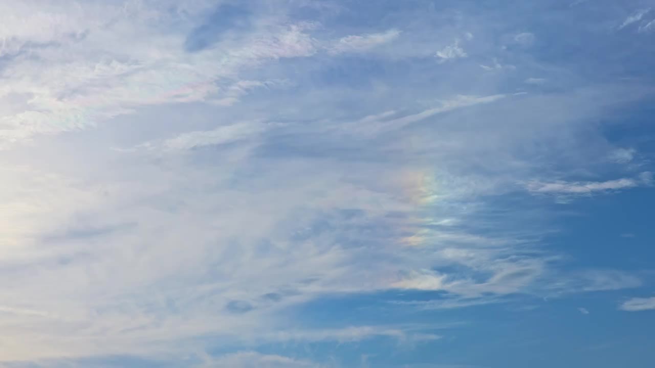 天空右侧幻日蓝天虹彩高积云延时视频素材