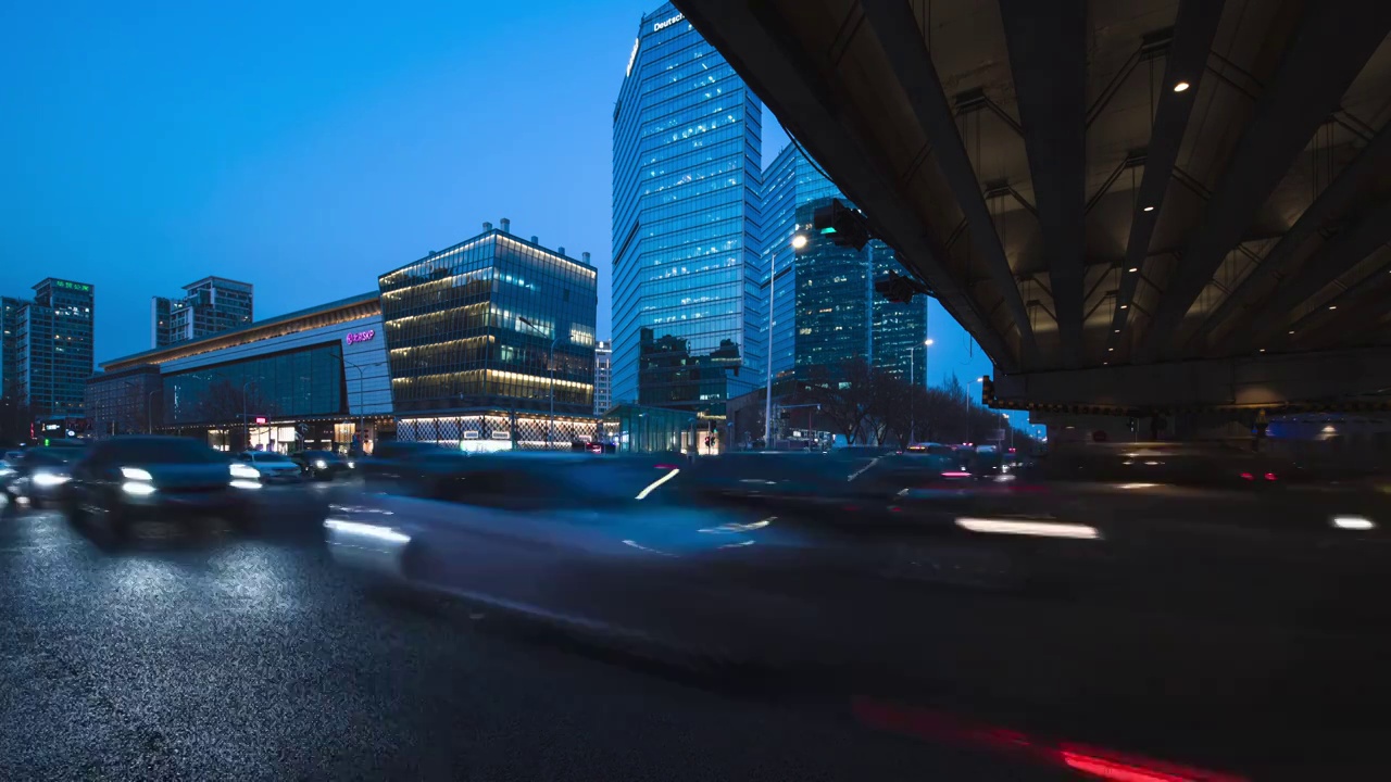 北京CBD大望路晚高峰汽车车流光轨视频下载