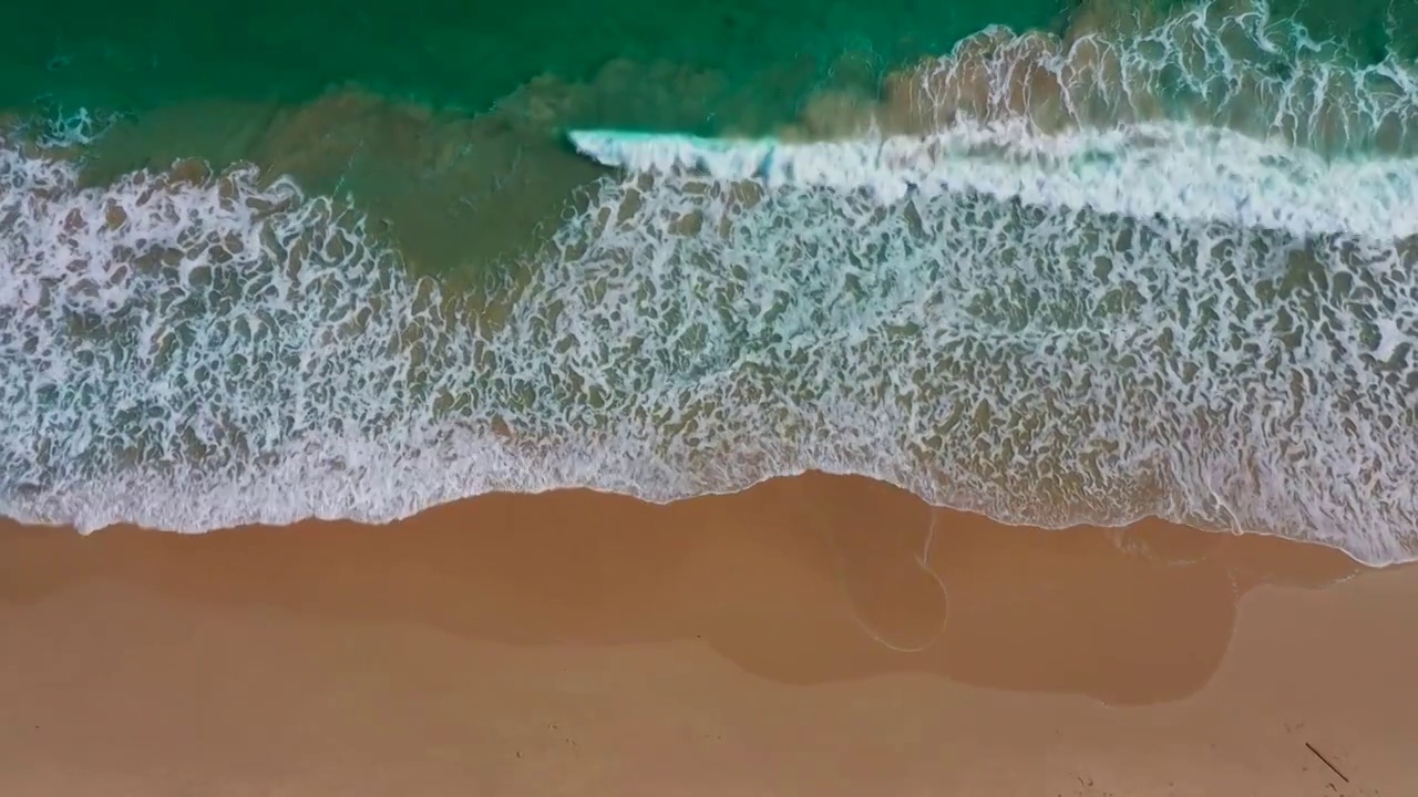 航拍大海沙滩浪花视频素材