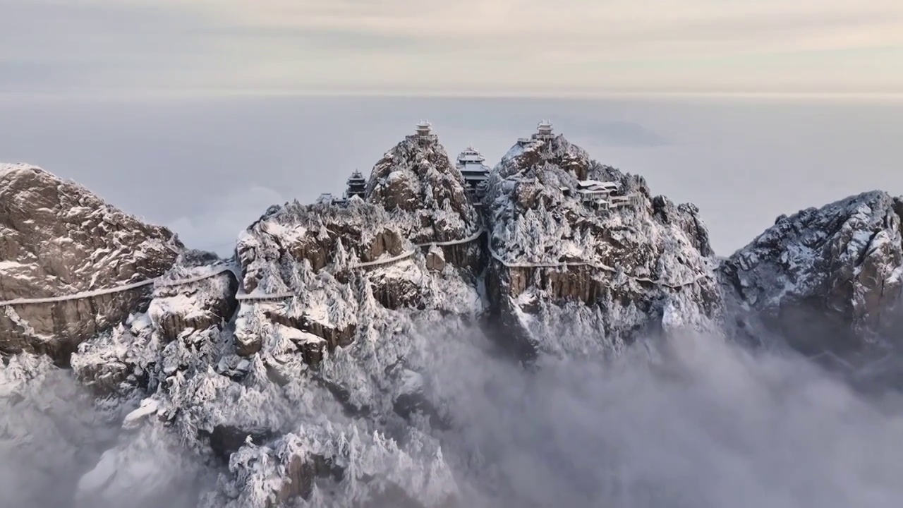 河南洛阳老君山雪后大气云海航拍景观视频素材