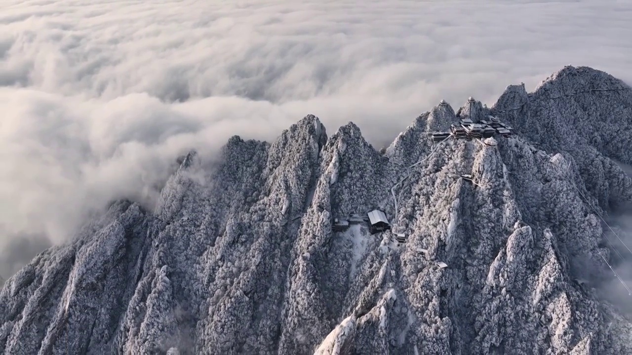 河南洛阳老君山雪后大气云海航拍景观视频素材