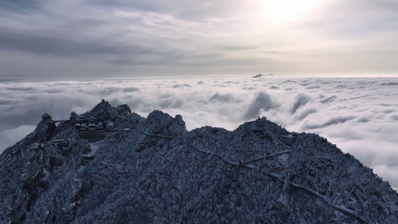 河南洛阳老君山雪后大气云海航拍景观视频素材