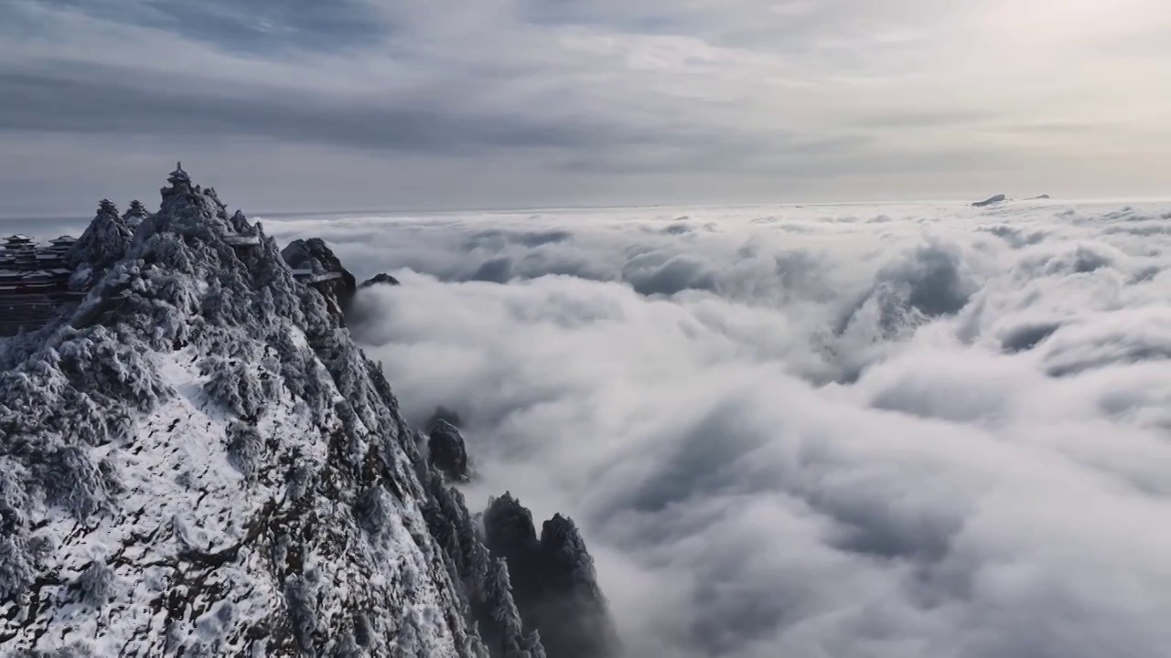 河南洛阳老君山雪后大气云海航拍景观视频素材