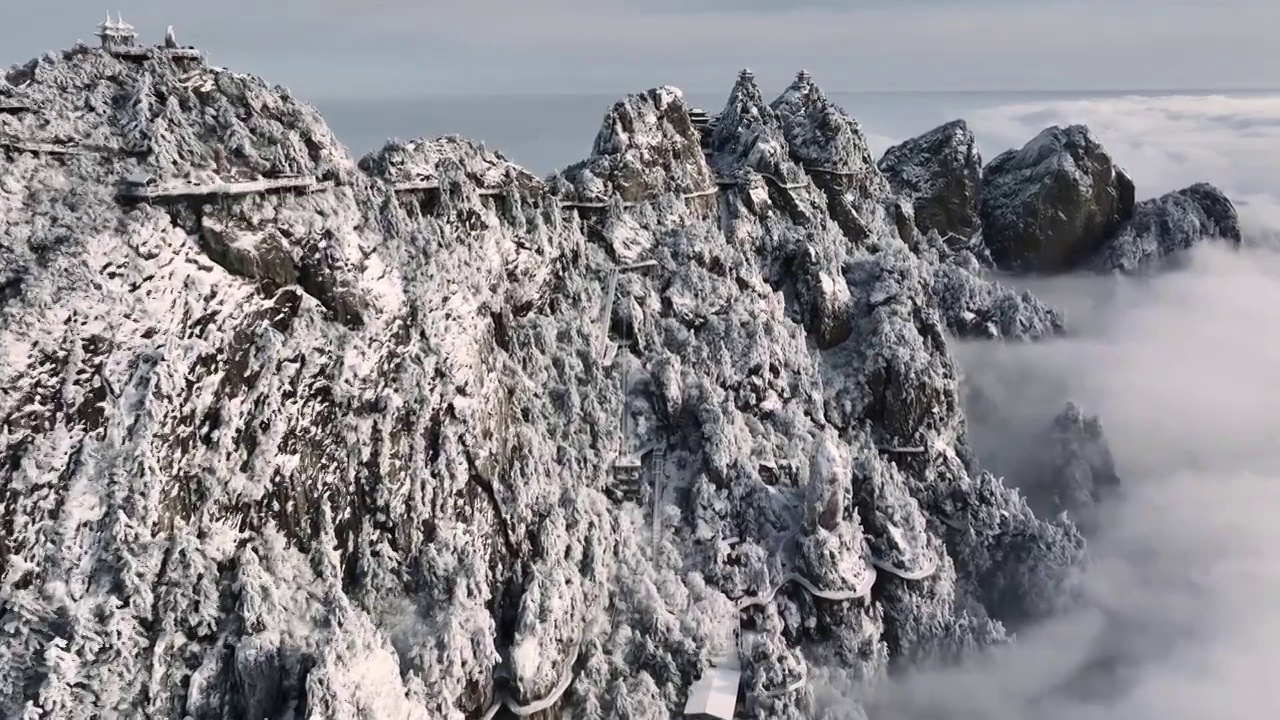 河南洛阳老君山雪后大气云海航拍景观视频素材