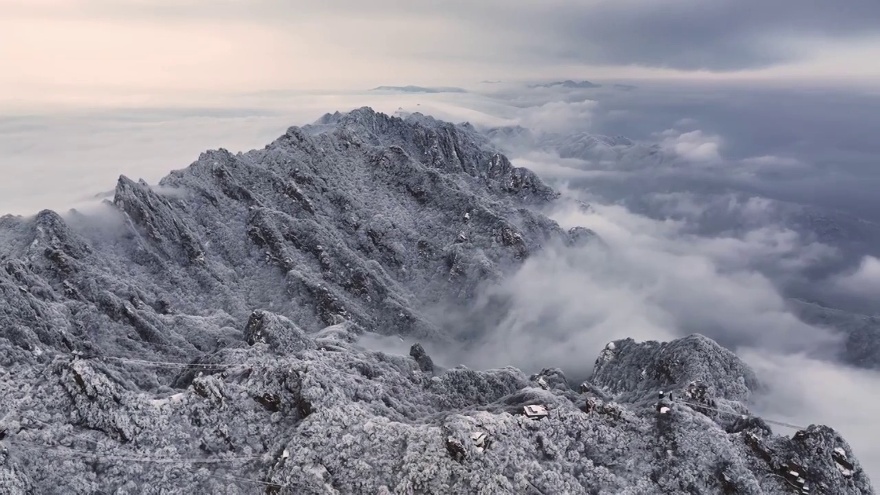 河南洛阳老君山雪后大气云海航拍景观视频素材