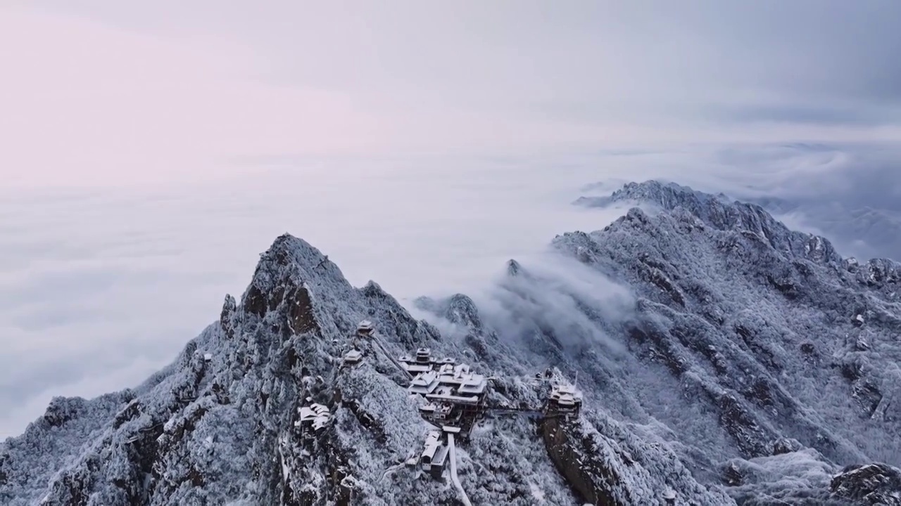 河南洛阳老君山雪后大气云海航拍景观金顶建筑群民宿视频素材