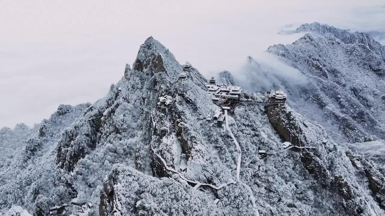 河南洛阳老君山雪后大气云海航拍景观金顶建筑群民宿视频素材