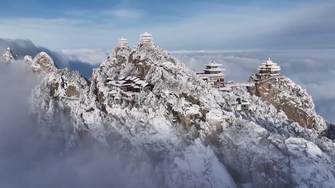 河南洛阳老君山雪后大气云海航拍景观金顶建筑群民宿视频素材