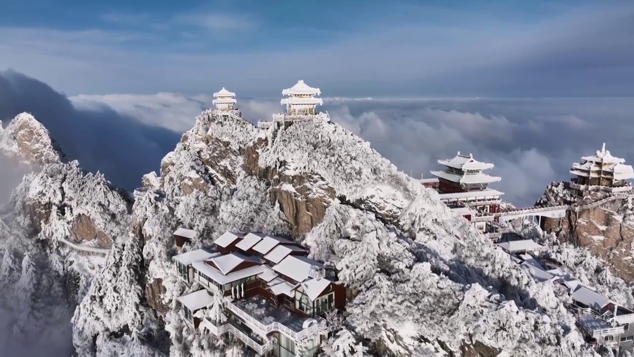 河南洛阳老君山雪后大气云海航拍景观金顶建筑群民宿视频素材