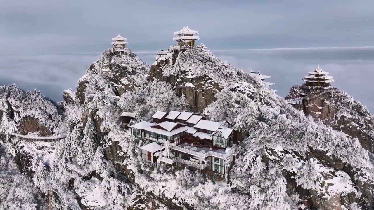 河南洛阳老君山雪后大气云海航拍景观金顶建筑群民宿视频素材