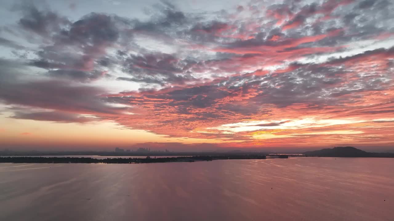 航拍湖北省武汉市东湖生态旅游风景区日出视频素材