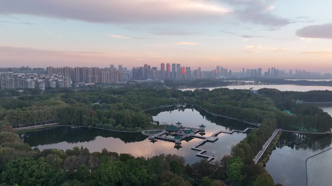 航拍湖北省武汉市东湖生态旅游风景区日出视频素材