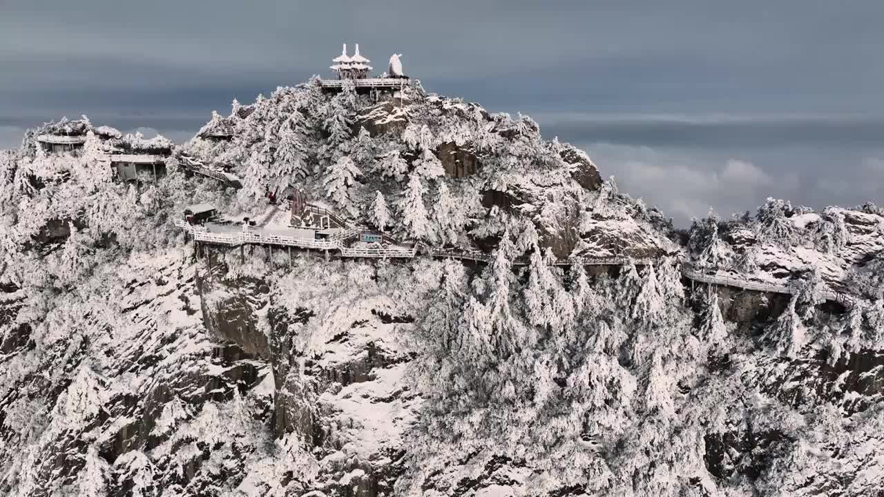 洛阳老君山伏牛山主峰雪后大气云海航拍景观视频素材