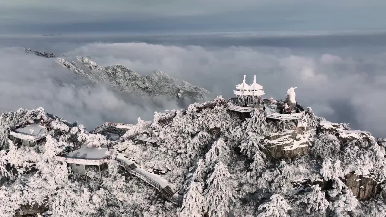 洛阳老君山伏牛山主峰雪后大气云海航拍景观视频素材