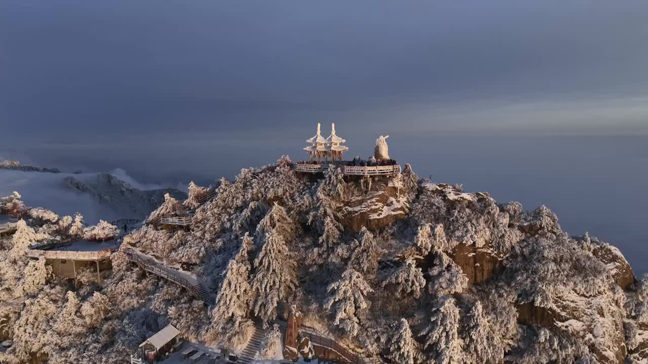 洛阳老君山伏牛山主峰雪后日出大气云海航拍景观视频素材