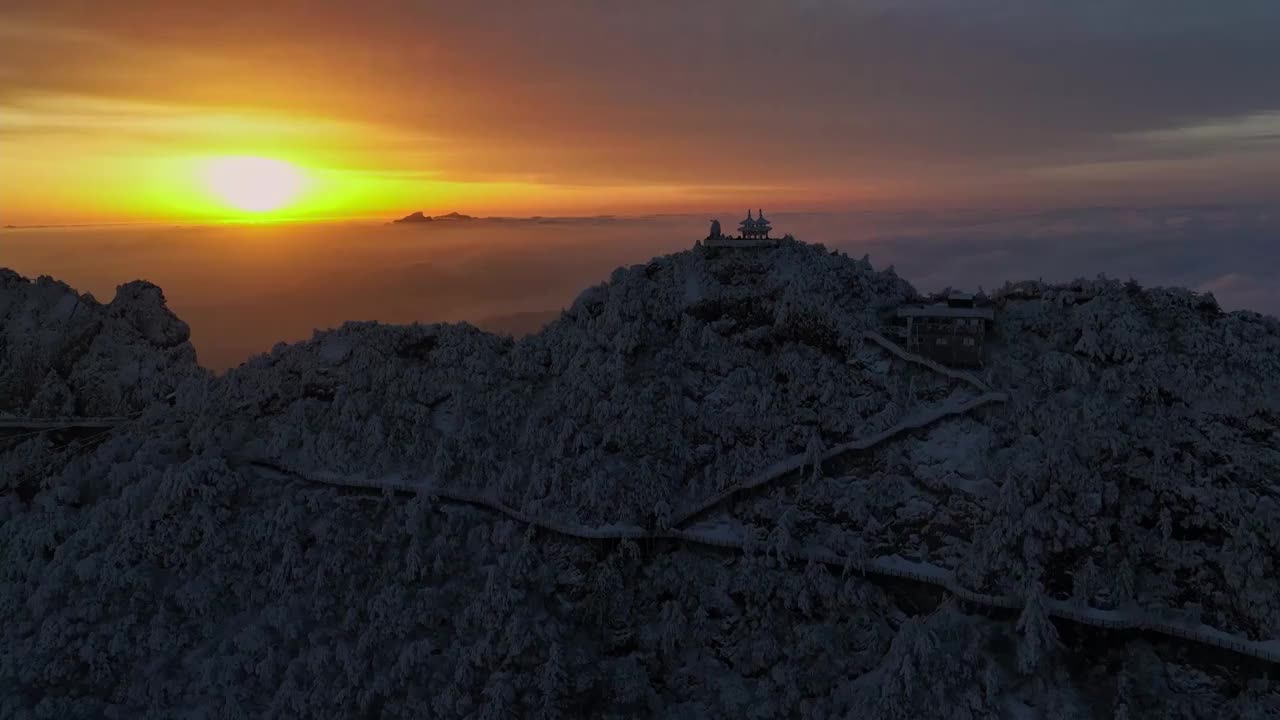 洛阳老君山伏牛山雪后日出大气云海航拍景观视频素材