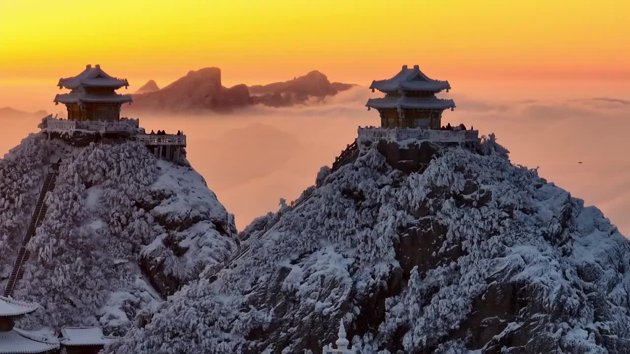 洛阳老君山金顶雪后日出大气云海航拍景观视频素材