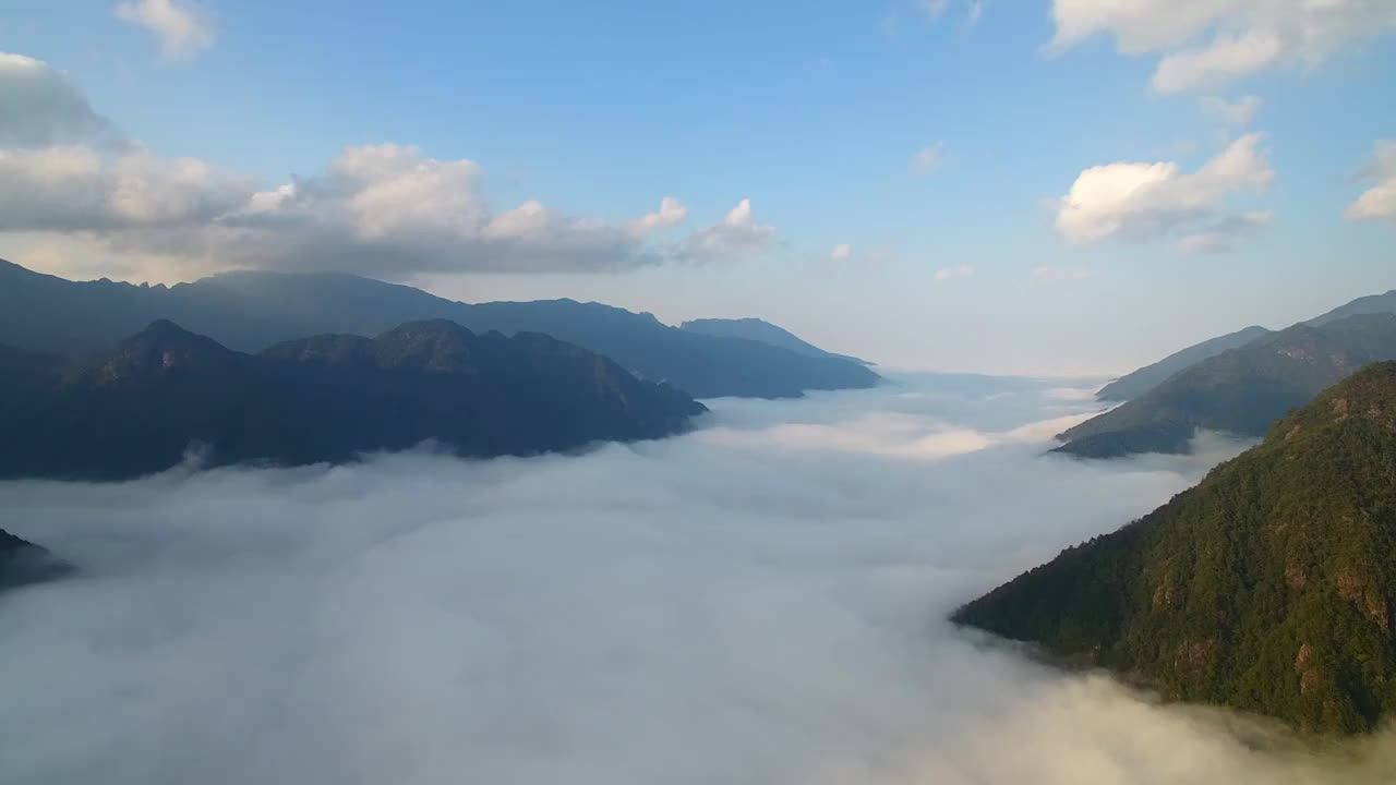 武夷山黄岗大峡谷蓝天白云下的云海视频素材