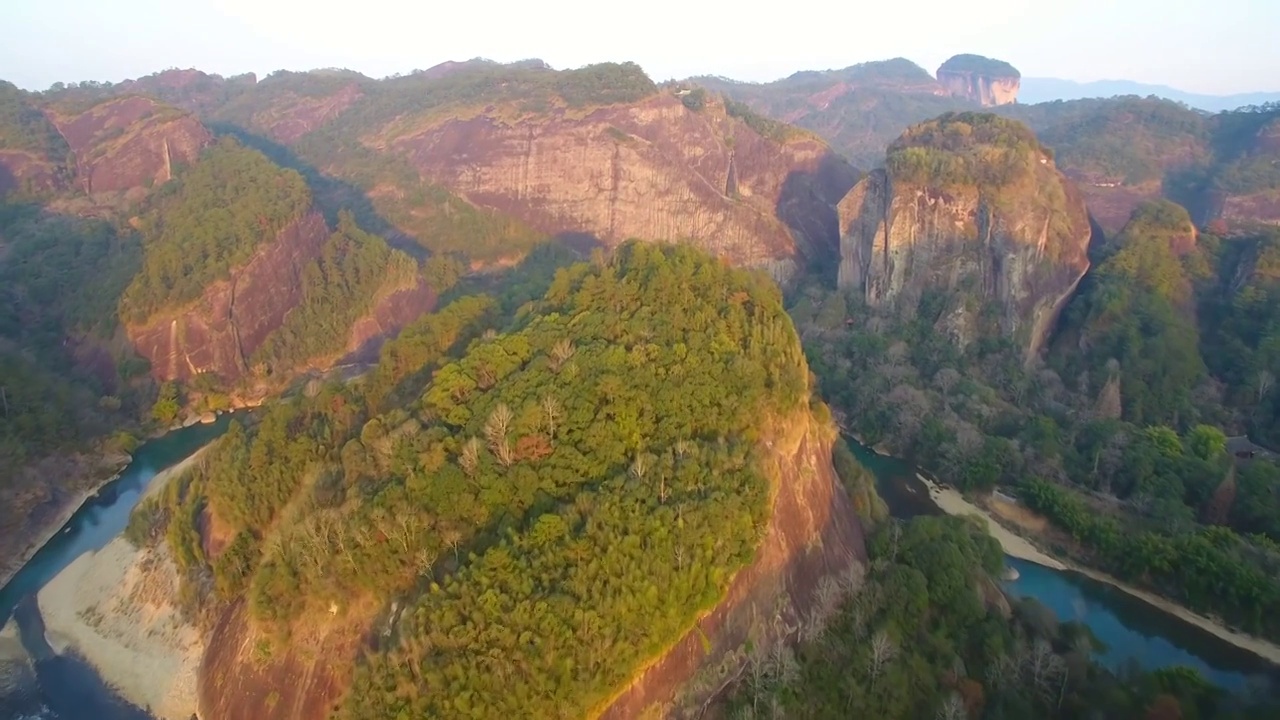 航拍武夷山国家公园夕阳下的九曲溪与天游峰视频素材