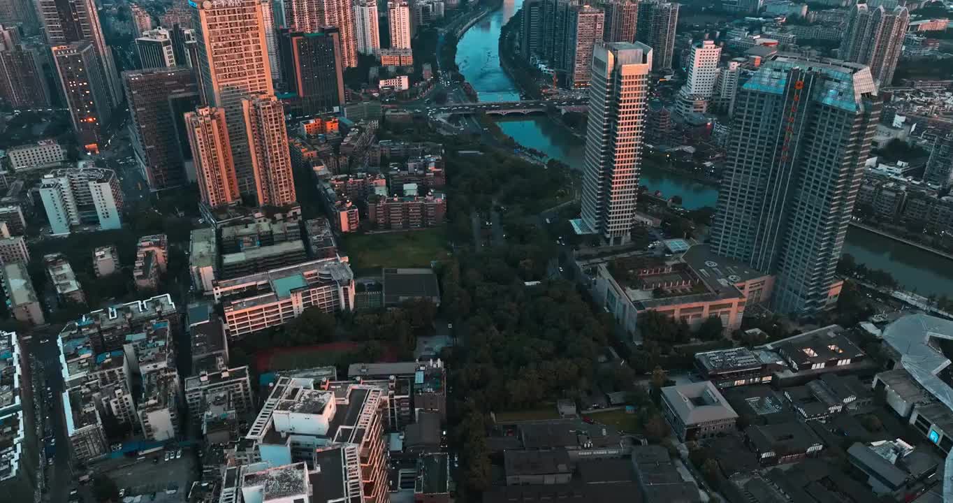 航拍成都都市景观夕阳下的城市风景视频素材