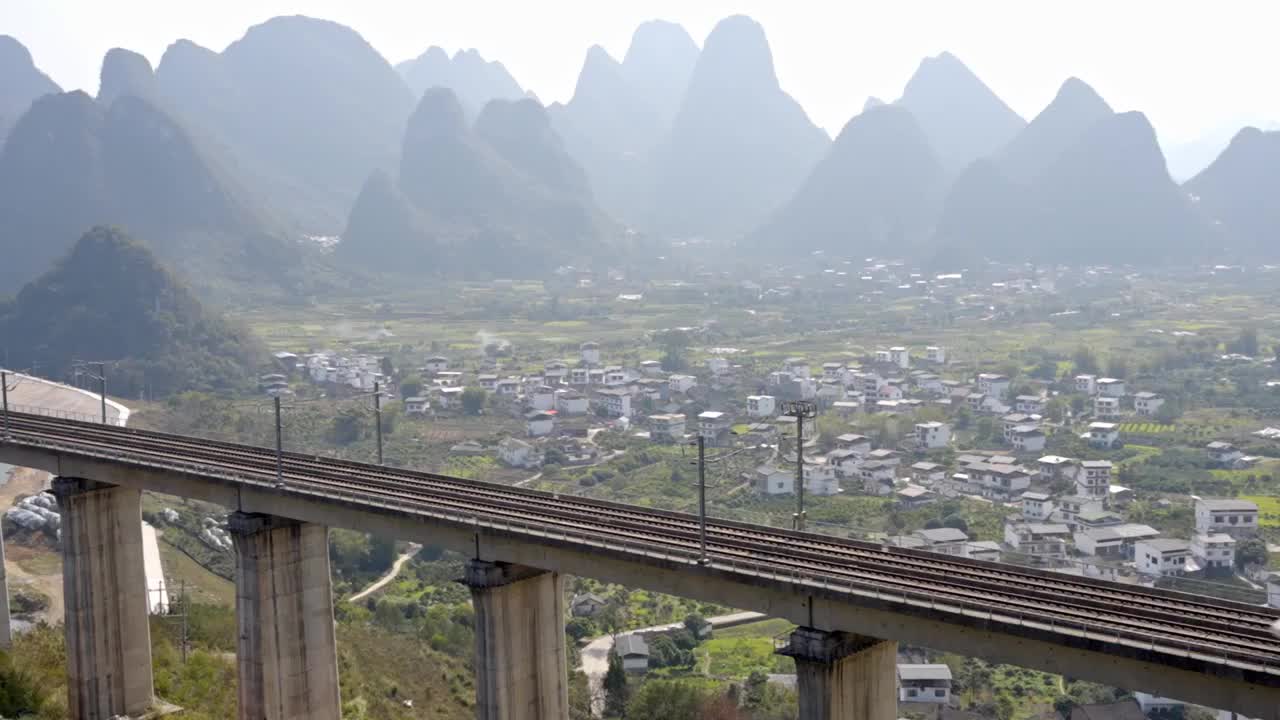 开往春天得山水动车高铁视频素材