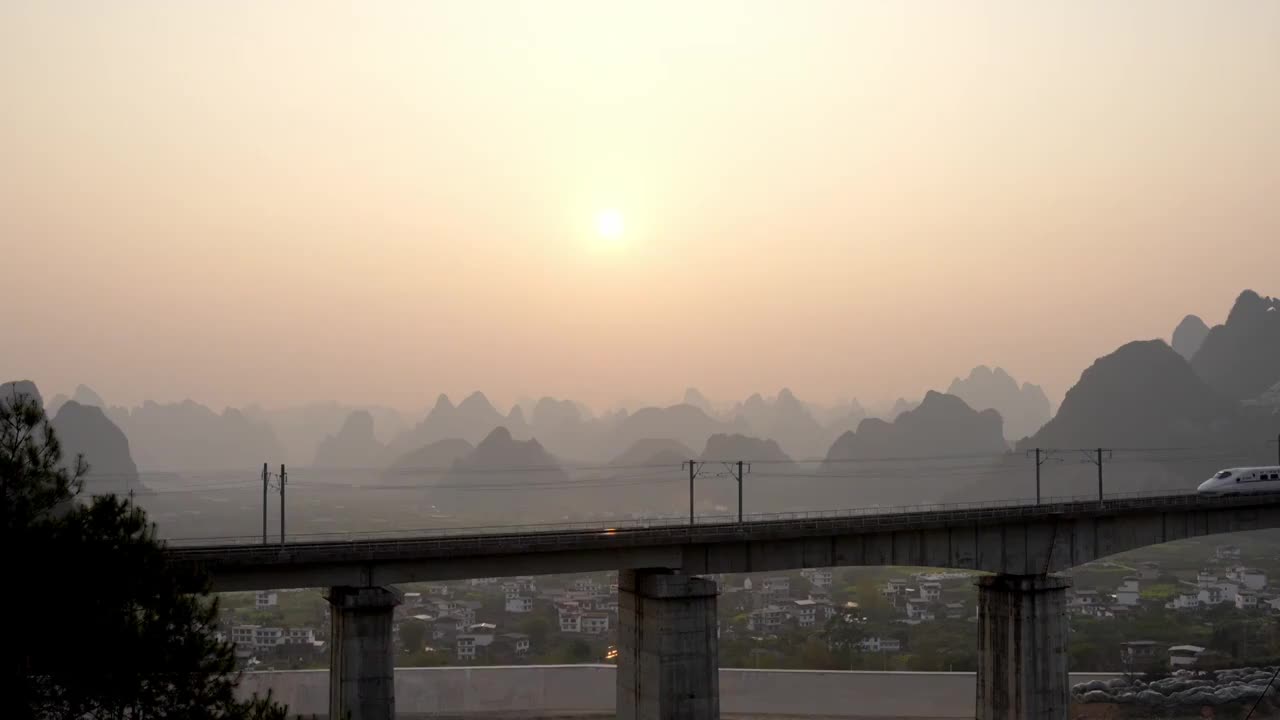 开往春天得山水动车高铁视频素材