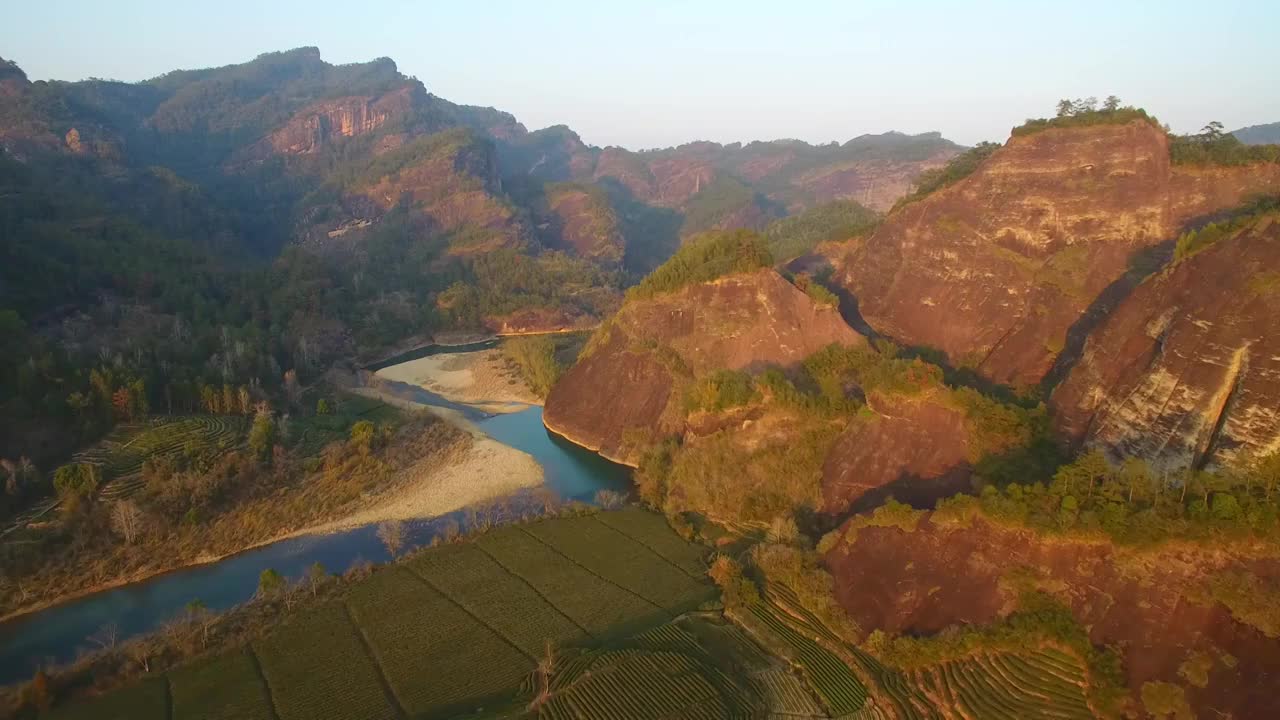 武夷山国家公园夕阳下的九曲溪及丹霞地貌视频素材