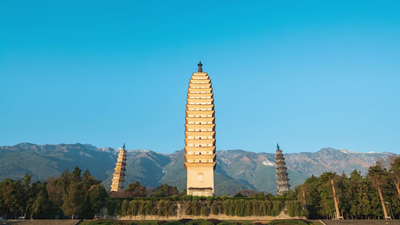 云南大理崇圣寺三塔日出日照金山延时摄影视频素材