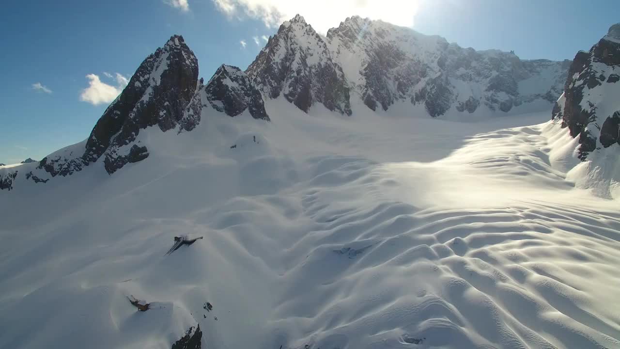 玉龙雪山从阳光下的积雪到豁然开朗的雪山与流动的白云视频下载