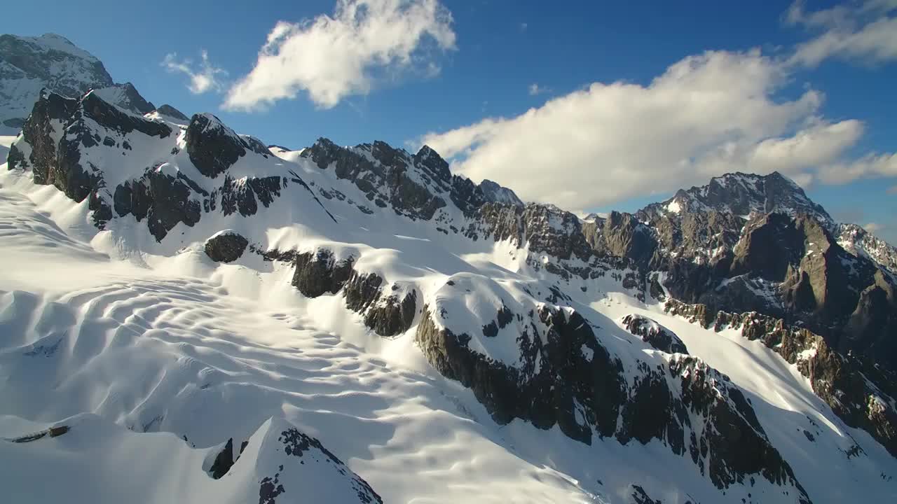 玉龙雪山白雪群山与流动的白云视频下载