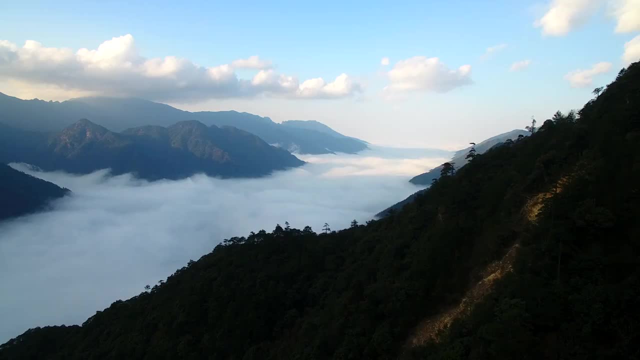 无人机在黄岗大峡谷中升高看到壮观的云海蓝天白云豁然开朗视频素材