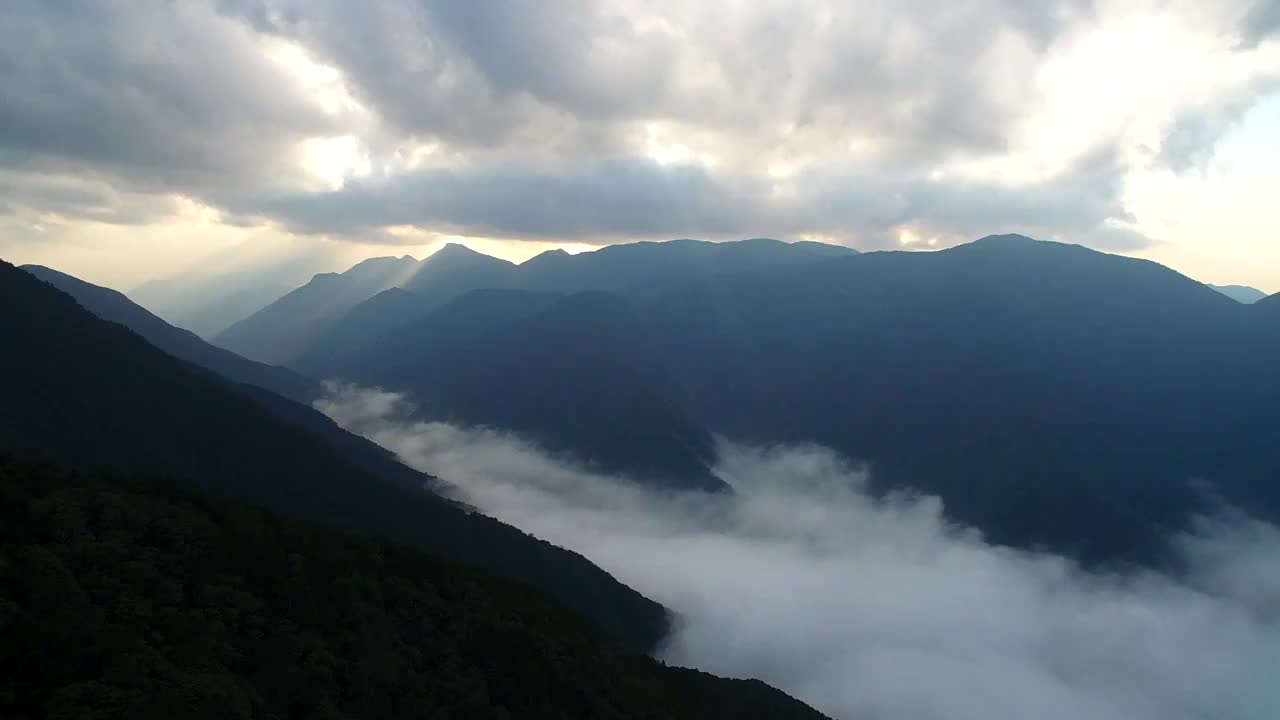 航拍华东最高峰黄岗山云海蓝天白云耶稣光照射下的峡谷群山视频素材