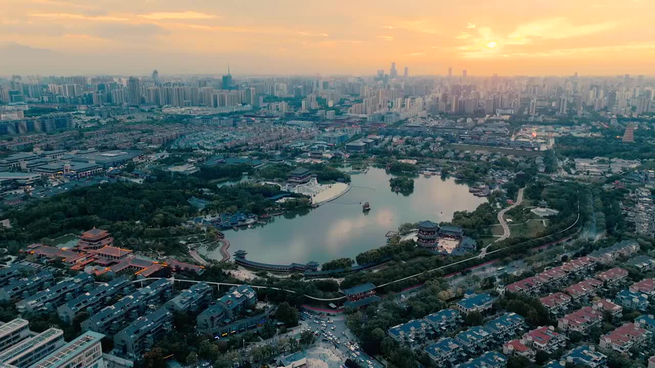 航拍西安曲江大唐芙蓉园夕阳城市风光视频素材