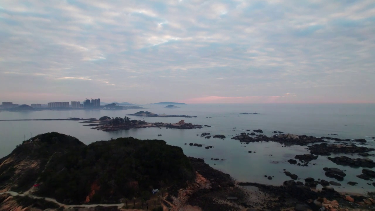 东山岛金銮湾 海上日出雾中群岛航拍视频素材