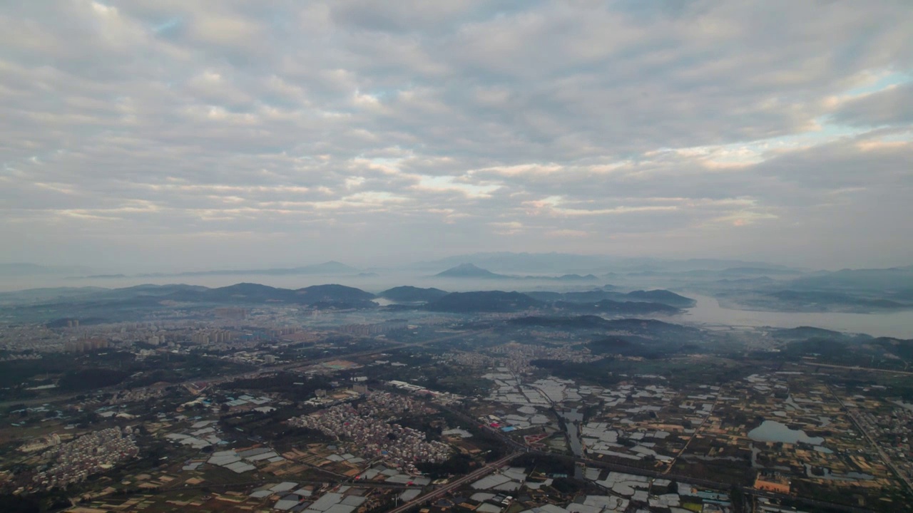 东山岛 日出天空云彩与远方雾中群山 高空航拍视频素材