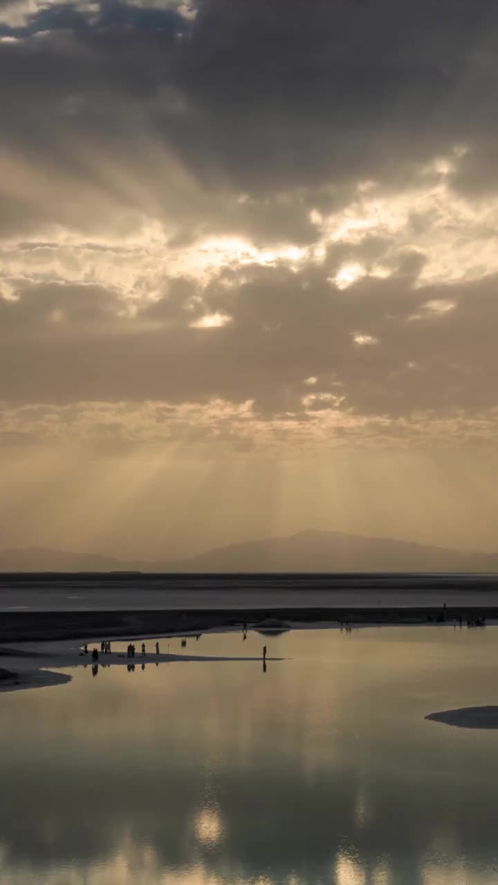 湖泊的日落，大柴旦翡翠湖的夕阳，日落时湖泊的倒影视频素材