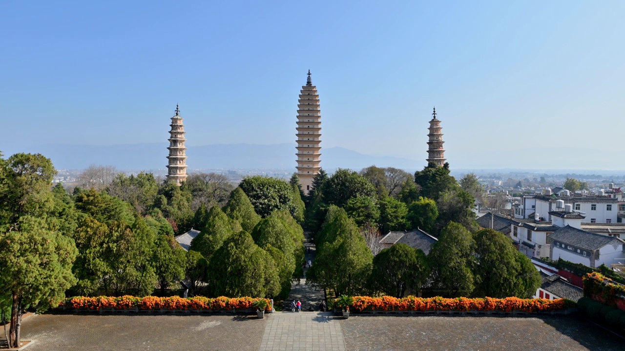 云南大理崇圣寺三塔白昼晴天实时视频素材