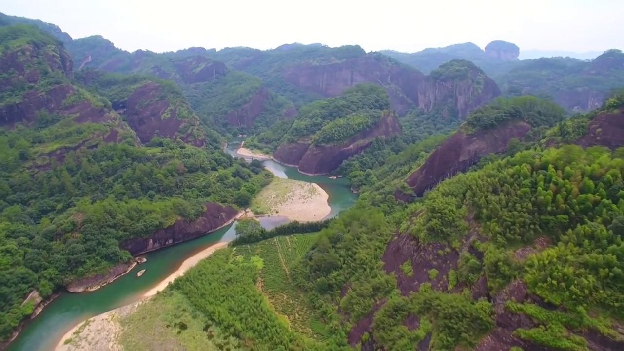 航拍绿水青山茶园春天里的武夷山九曲溪视频素材