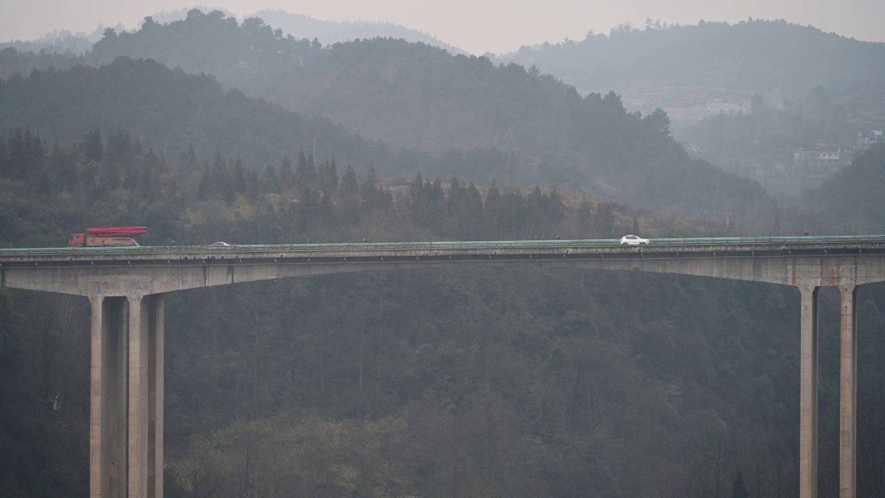 高速公路大桥横穿贵州山区视频素材