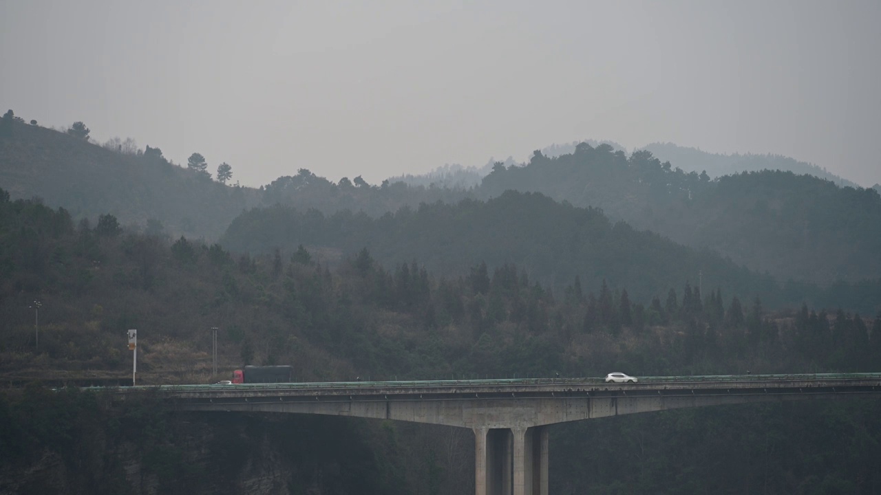 高速公路大桥横穿贵州山区视频素材