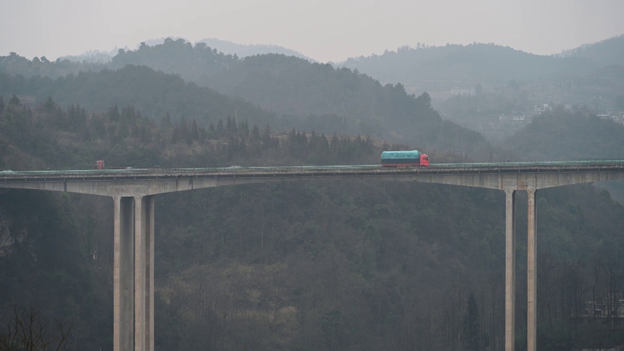 高速公路大桥横穿贵州山区视频素材