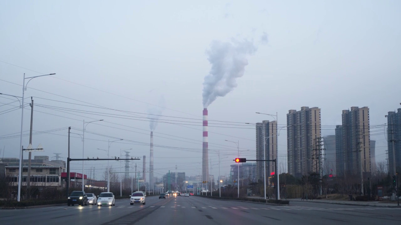 城市发电站火电站烟雾黄昏城市污染视频素材