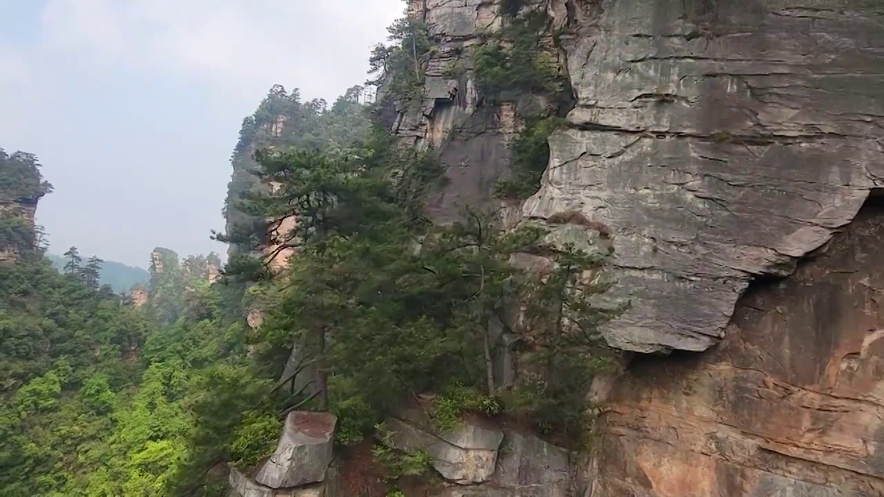 缆车上拍摄张家界的山峰视频素材