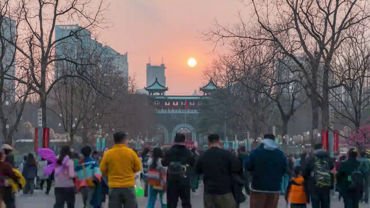 南京玄武湖玄武门日落人流延时视频素材