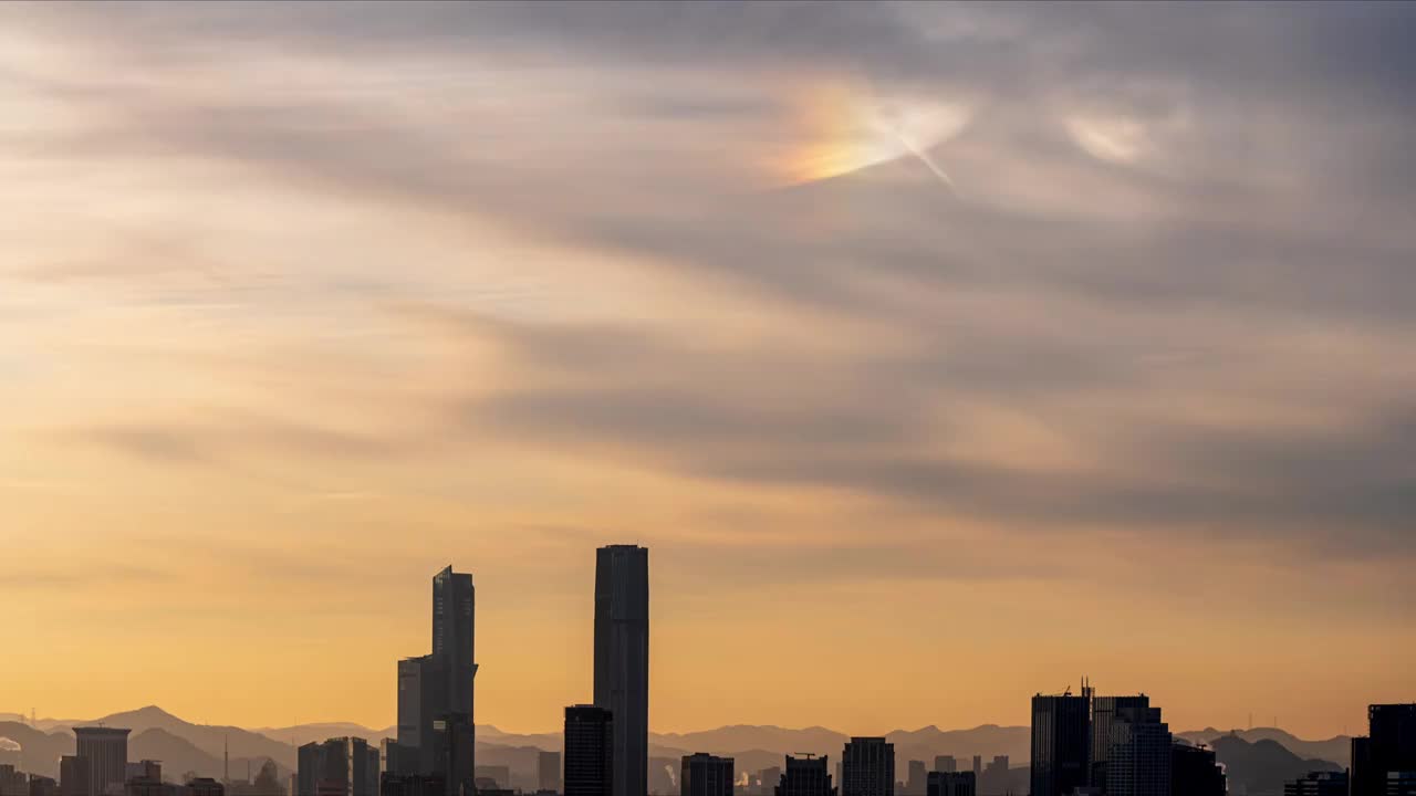 大连白天上空转瞬即逝的彩云视频素材