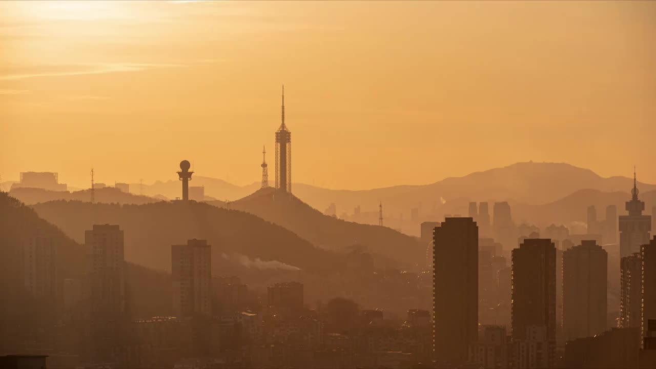 大连电视塔的夕阳西下时调皮的云彩视频素材