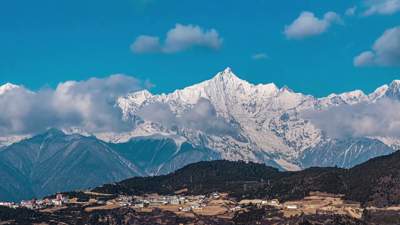 晴天下的云南梅里雪山延时摄影视频素材