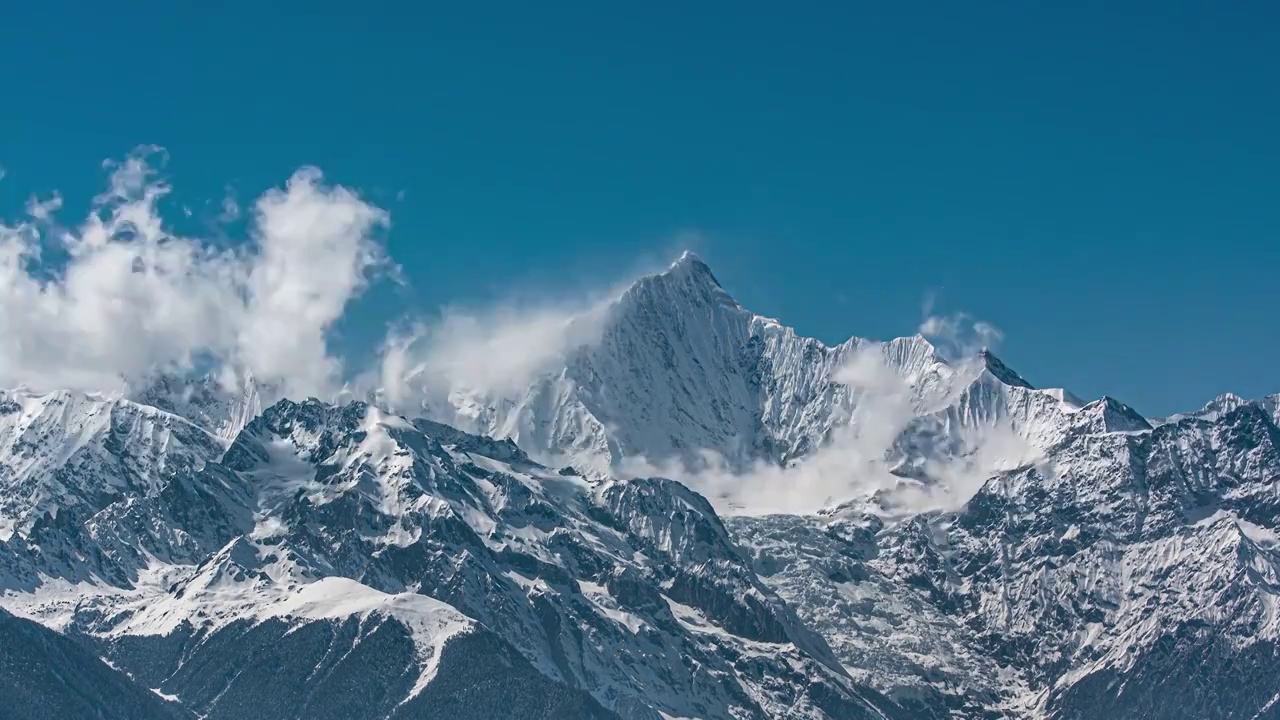 晴天下的云南梅里雪山延时摄影视频素材