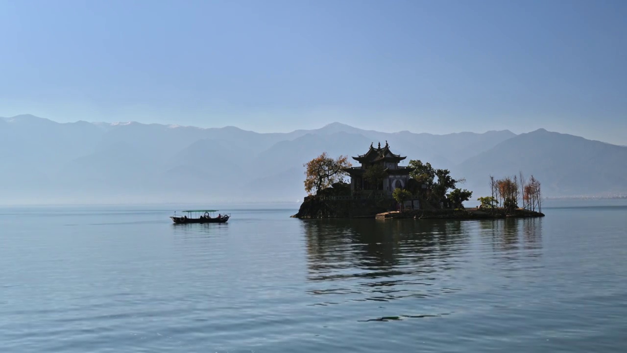 云南大理苍山洱海小普陀白昼晴天逆光中国风水墨实时视频素材